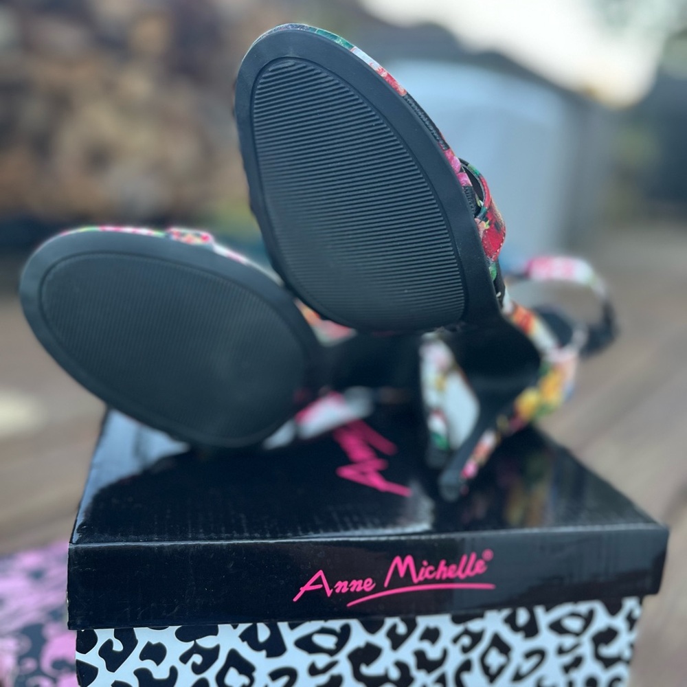 Anne Michelle Black Floral Heels, size 8.5 - Picture 2 of 4